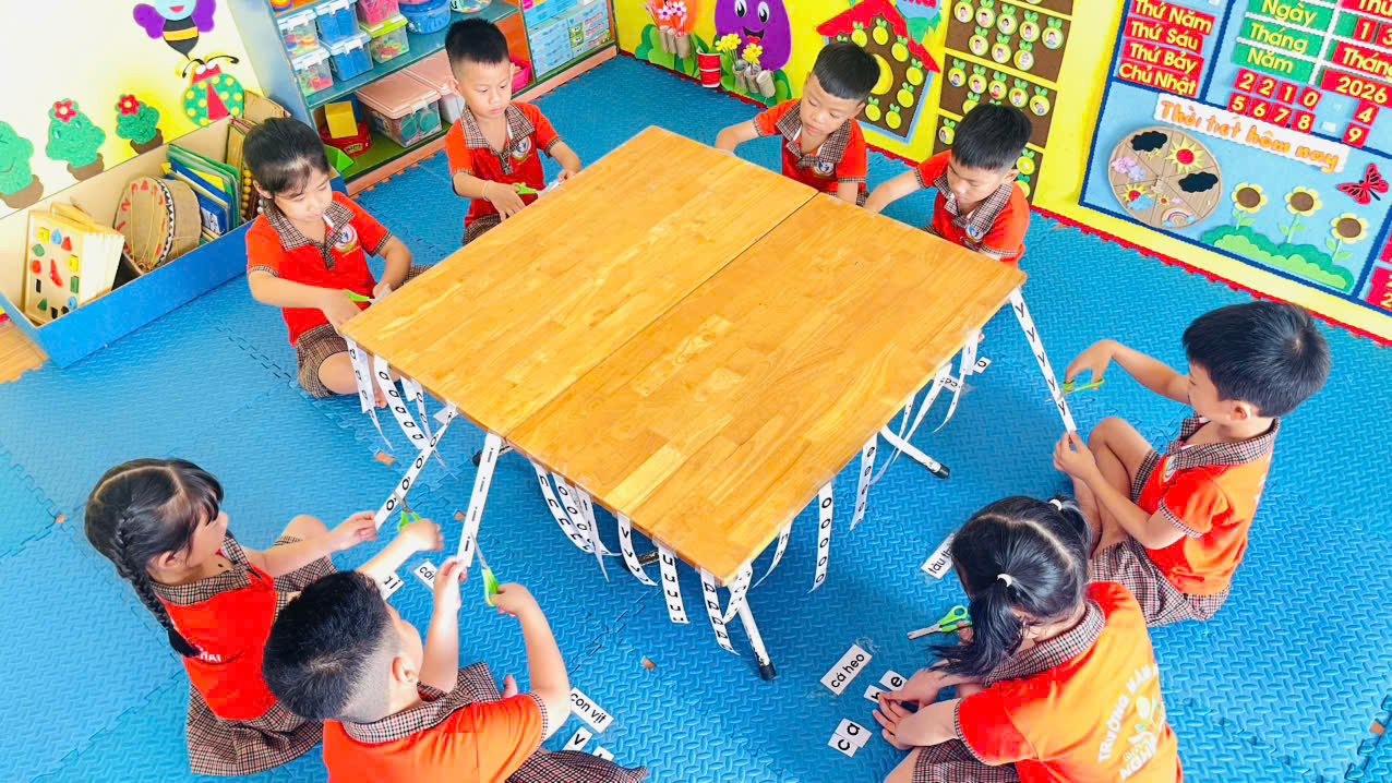 BÉ VUI HỌC CHỮ QUA HOẠT ĐỘNG CẮT GHÉP CHỮ CÁI THÀNH TỪ – LỚP 5 TUỔI D
