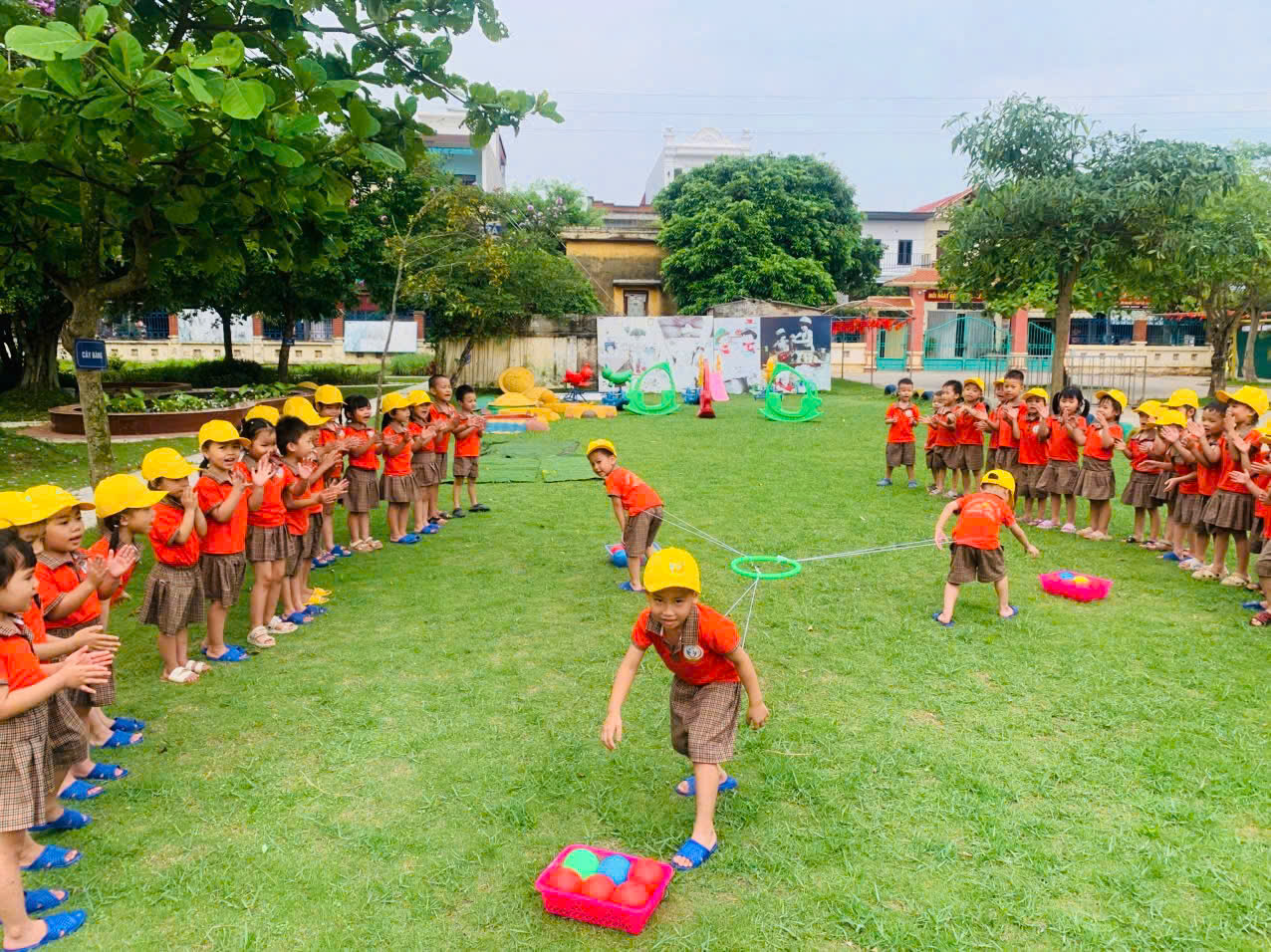 HOẠT ĐỘNG CHƠI NGOÀI TRỜI THÚ VỊ CỦA CÁC BÉ LỚP 4 TUỔI C