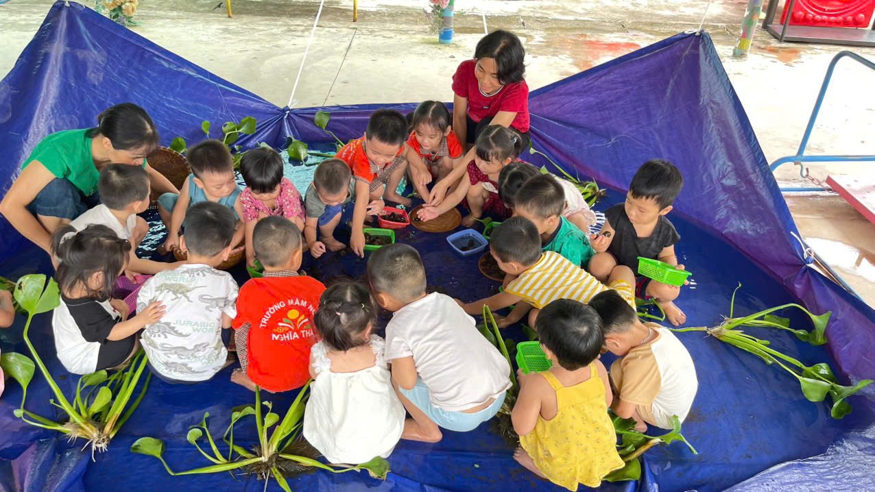 HOẠT ĐỘNG TRẢI NGHIỆM: “MÒ ỐC – BẮT CÁ”