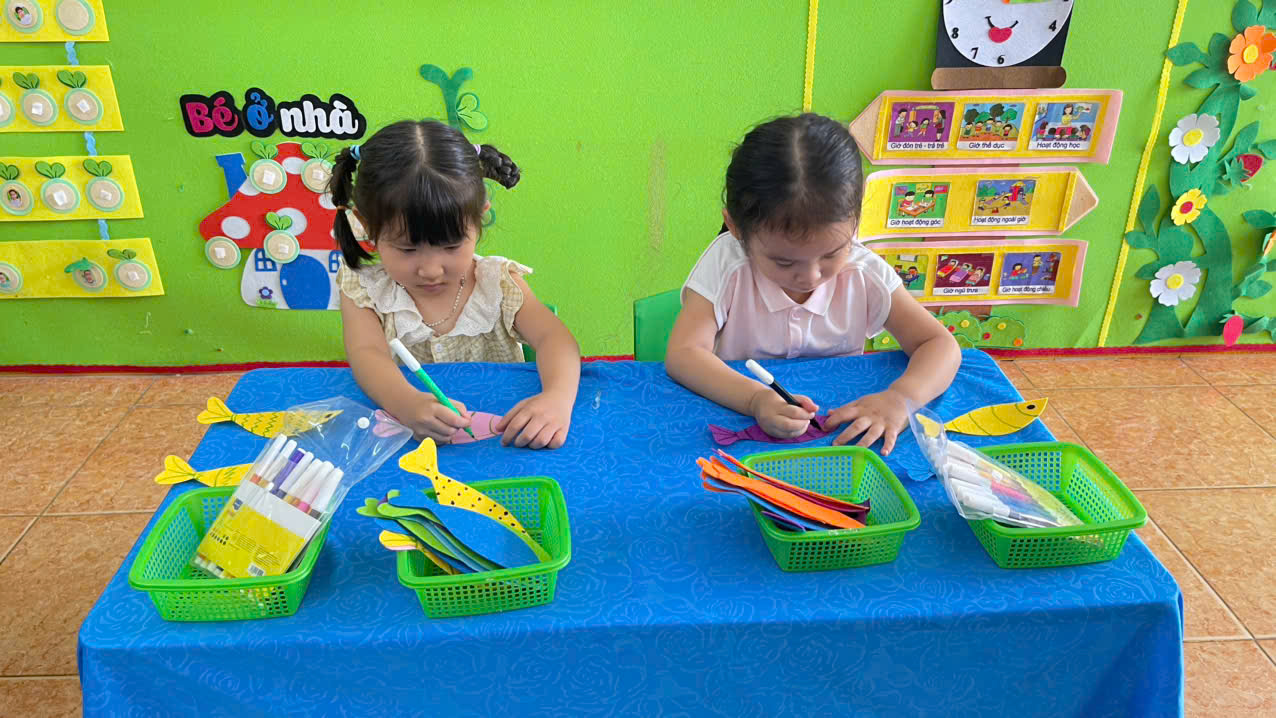 TRANG TRÍ ĐÀN CÁ – BÉ KHÉO TAY, THỎA SỨC SÁNG TẠO