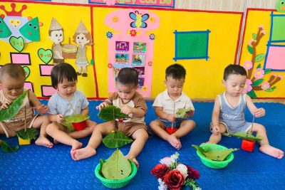 “XÂU LÁ CÂY” – HOẠT ĐỘNG TRẢI NGHIỆM THÚ VỊ CỦA CÁC BÉ LỚP NHÀ TRẺ A (18-24 THÁNG)
