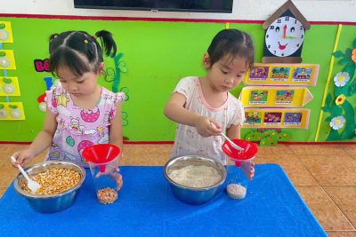 TRẢI NGHIỆM: ĐONG HẠT BẰNG PHỄU CỦA CÁC BÉ LỚP NHÀ TRẺ