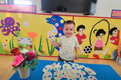 BÉ KHÉO TAY TRANG TRÍ QUE KEM – LỚP NHÀ TRẺ 18–24 THÁNG
