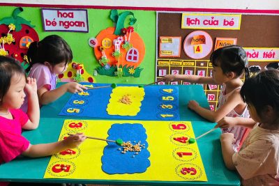 TRÒ CHƠI TOÁN HỌC: “BÉ CÓ BAO NHIÊU HẠT?” – HỌC MÀ CHƠI, CHƠI MÀ HỌC CỦA CÁC BÉ LỚP 4 TUỔI