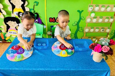 HOẠT ĐỘNG RÈN LUYỆN KỸ NĂNG VẶN – MỞ NẮP CHAI CHO CÁC BÉ LỚP NHÀ TRẺ
