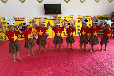 HOẠT ĐỘNG TẠO HÌNH: BÉ LÀM MŨ VUA HÙNG – LỚP 3 TUỔI C