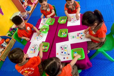 TẠO HÌNH “TRANG PHỤC MÙA HÈ SẮC MÀU” CỦA NHÓM NTD 24-36 THÁNG