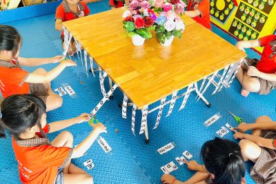 BÉ VUI HỌC CHỮ QUA HOẠT ĐỘNG CẮT GHÉP CHỮ CÁI THÀNH TỪ – LỚP 5 TUỔI D