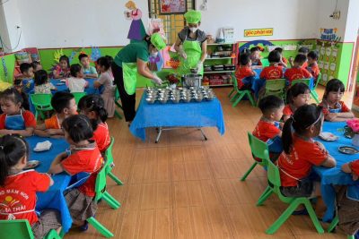 BỮA ĂN PHỤ CHAN CHỨA YÊU THƯƠNG CỦA CÁC BÉ LỚP 5 TUỔI C