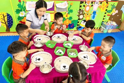 BÉ KHÁM PHÁ HOẠT ĐỘNG CHƠI VỚI GẠO – LỚP NHÀ TRẺ C (24-36 THÁNG)