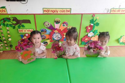 HOẠT ĐỘNG CẮM HOA – BÉ THỎA SỨC SÁNG TẠO