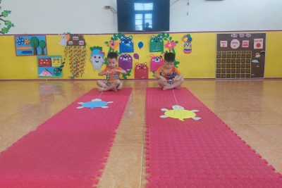 HOẠT ĐỘNG VẬN ĐỘNG: “RÙA CON THI CHẠY” – BÉ 4 TUỔI VỪA CHƠI VỪA PHÁT TRIỂN KỸ NĂNG