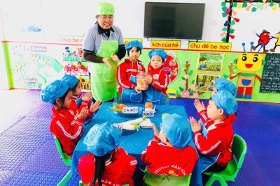 HOẠT ĐỘNG TRẢI NGHIỆM: BÉ LÀM DƯA MUỐI NGÀY TẾT  Lớp 5 tuổi C – Trường Mầm non Nghĩa Thái