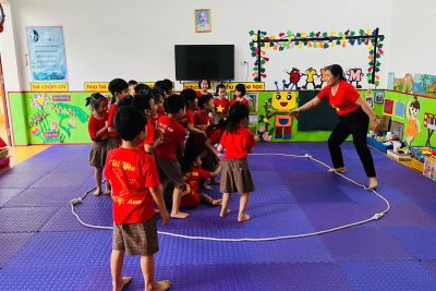 NIỀM VUI ĐẾN LỚP CỦA CÁC BÉ LỚP 5 TUỔI C QUA HOẠT ĐỘNG TẬP THỂ