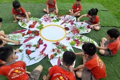 HOẠT ĐỘNG TRẢI NGHIỆM “SÁNG TẠO CÙNG HOA LÁ THIÊN NHIÊN” CỦA CÁC BÉ LỚP 4 TUỔI B