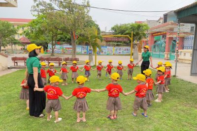 HOẠT ĐỘNG CHƠI NGOÀI TRỜI CỦA CÁC CON NHÓM NHÀ TRẺ D