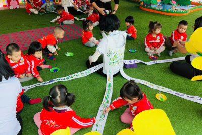 Hoạt động “Tô điểm váy xinh tặng cô” chào mừng ngày Quốc tế Phụ nữ 8/3 Khối Nhà trẻ – Trường Mầm non Nghĩa Thái