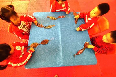 HOẠT ĐỘNG TRẢI NGHIỆM: LÀM ĐÀN CÁ BẰNG LÁ CÂY TIỄN ÔNG TÁO VỀ TRỜI Lớp 3 tuổi C – Trường Mầm non Nghĩa Thái