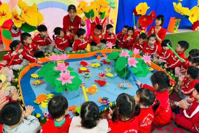 Hoạt động trải nghiệm của các bé khối 3 tuổi chào mừng ngày Quốc tế Phụ nữ 8/3 tại Trường Mầm non Nghĩa Thái