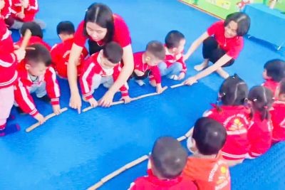 HOẠT ĐỘNG: “CHƠI VỚI THANH GÕ” CỦA TRẺ 24–36 THÁNG (NHÓM NHÀ TRẺ C)