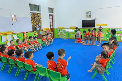 HOẠT ĐỘNG VỆ SINH RỬA TAY, RỬA MẶT CHO TRẺ LỚP NHÀ TRẺ C