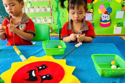 “Xâu tia nắng ông mặt trời” – Lớp Nhà trẻ B (24-36 tháng)